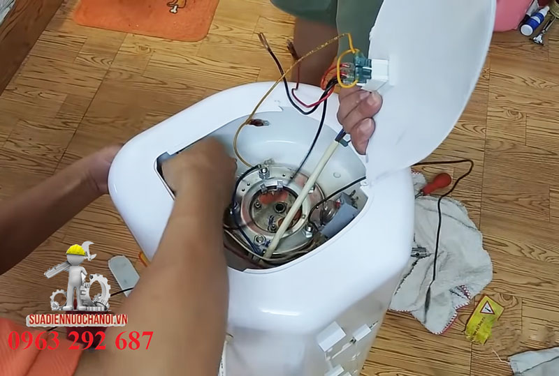 Kubet sửa bình nóng lạnh Ferroli thay role 350.000