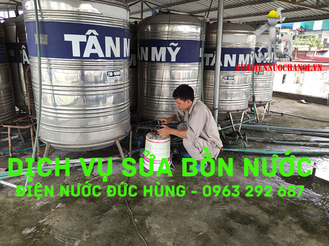  Ku casino - sửa bồn nước inox Kubet đang kiểm tra rò rỉ nước trên bồn