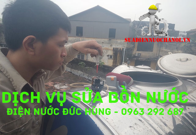 Ku casino - sửa bồn nước Kubet đang kiểm tra phao điện bồn nước gặp sự cố
