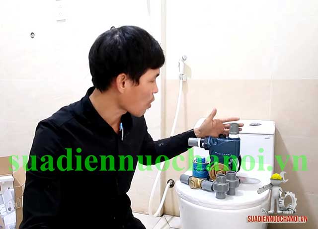 Bước 1 lắp đặt máy bơm nước gia đình đẩy lên bồn chứa