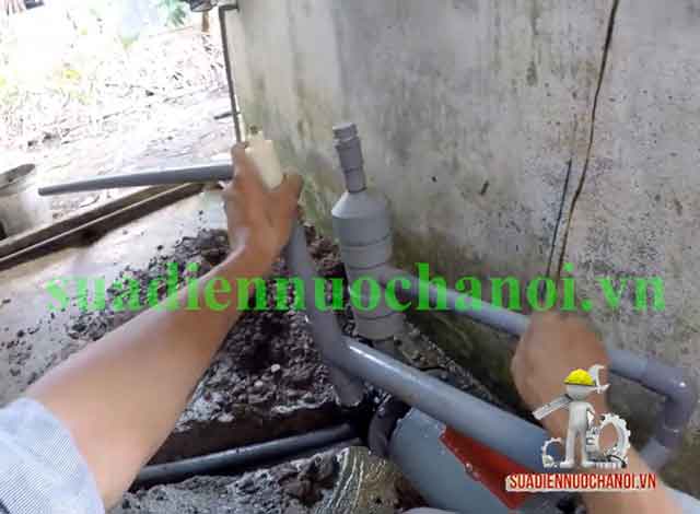 Bước 8 lắp đặt máy bơm giếng khoan 2 đầu